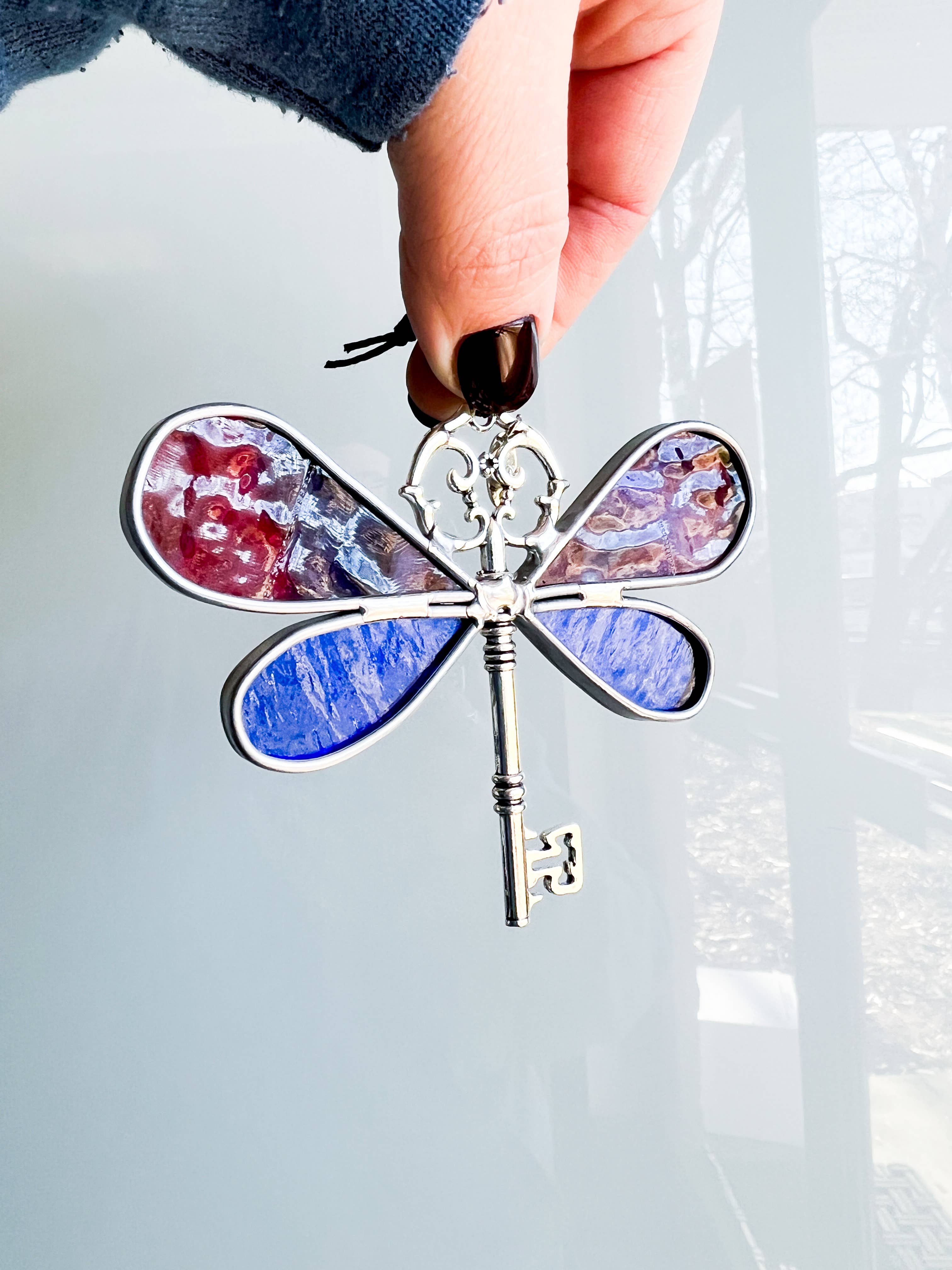 Crafty Bombshell Designs – wholesale Solfångare – Målat glas Dragonfly Skeleton Key Sun Catcher2