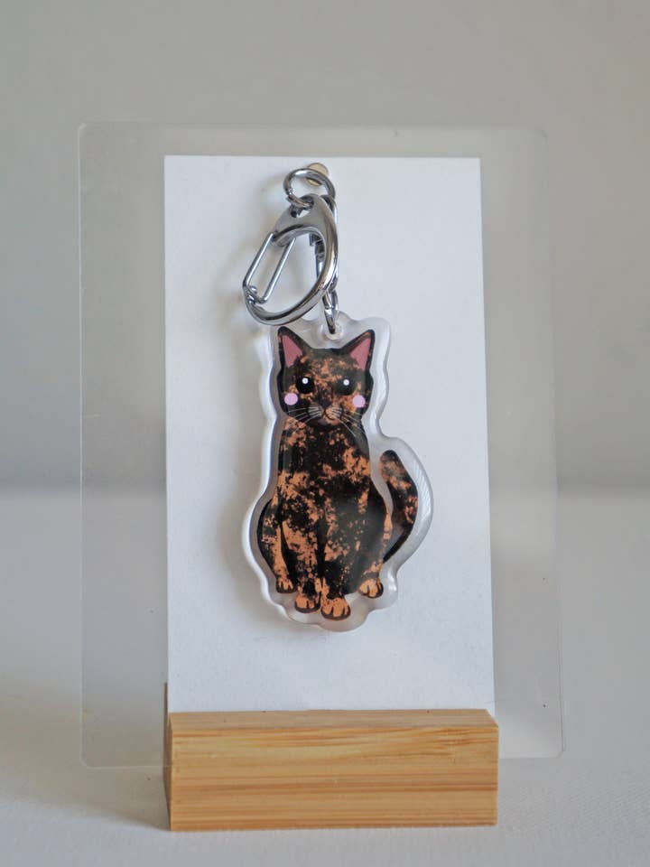 Porte-clés en résine époxy Chat écaille de tortue pour la vente par kiwi & WILLOW