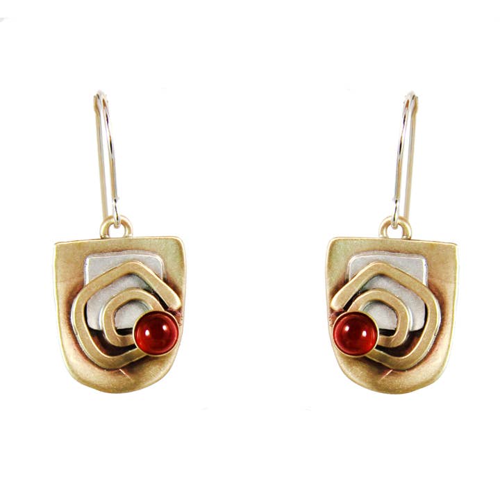 Boucles d'oreilles labyrinthe artisanales en cornaline, argent sterling et laiton pour la vente par Whitney Designs Ltd.