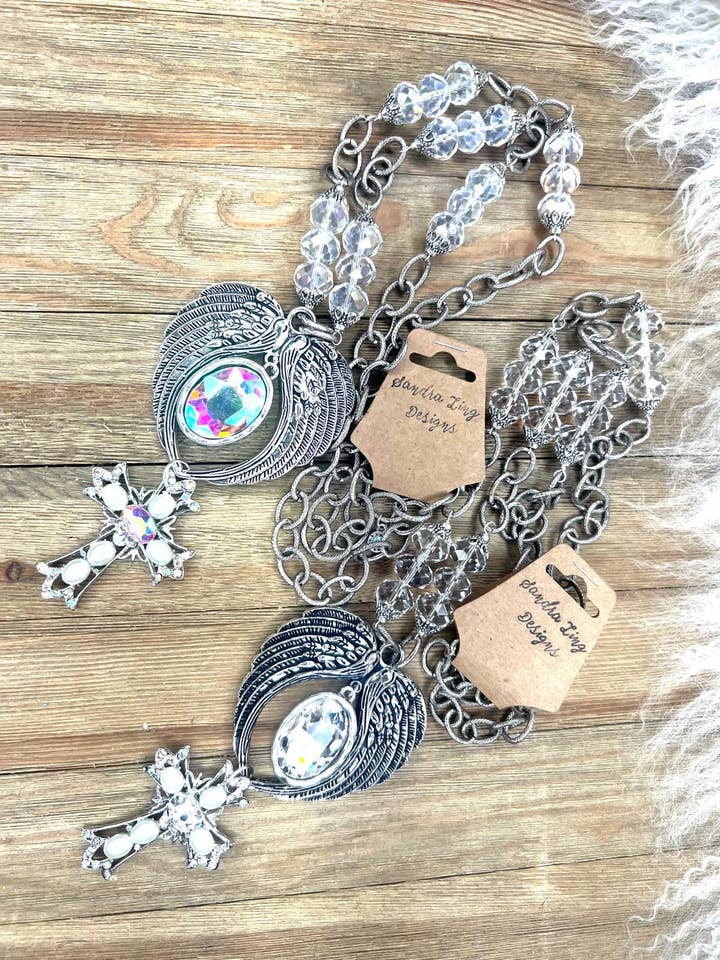 « Collier Ailes d'Ange de Lumière » – Foi qui Brille Éternellement pour la vente par Sandra Ling Designs