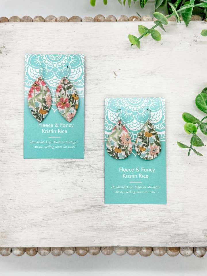 Mini boucles d'oreilles florales en liège faites à la main en forme de pour la vente par Fleece & Fancy