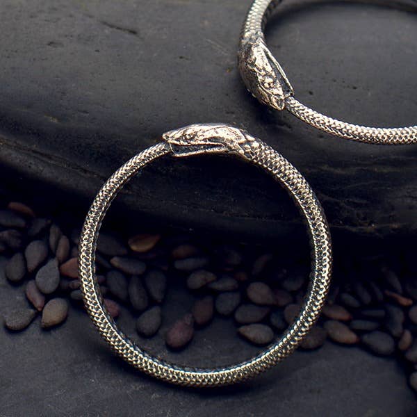 Nina Designs - Venta al por mayor Anillo de banda/apilable - Anillo de serpiente ouroboros en plata de ley o bronce0