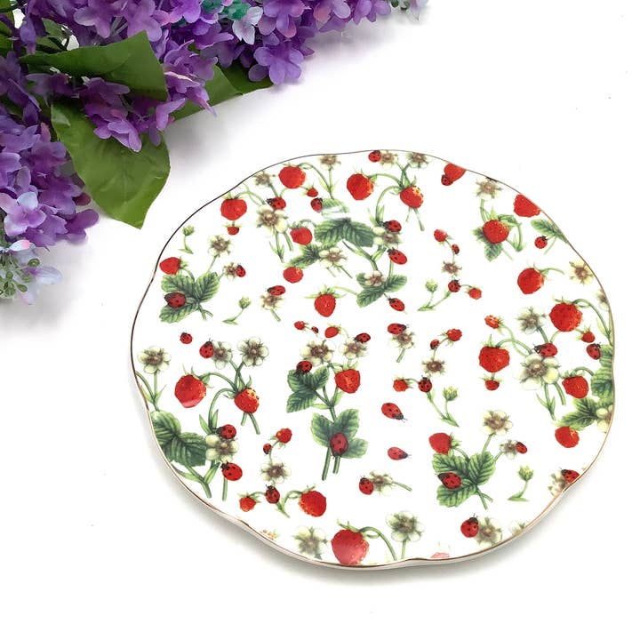 Piatto da contorno per insalata Strawberry Fields and Lady Bugs, 20,3 cm per la vendita all'ingrosso da parte di All Little Cute Things