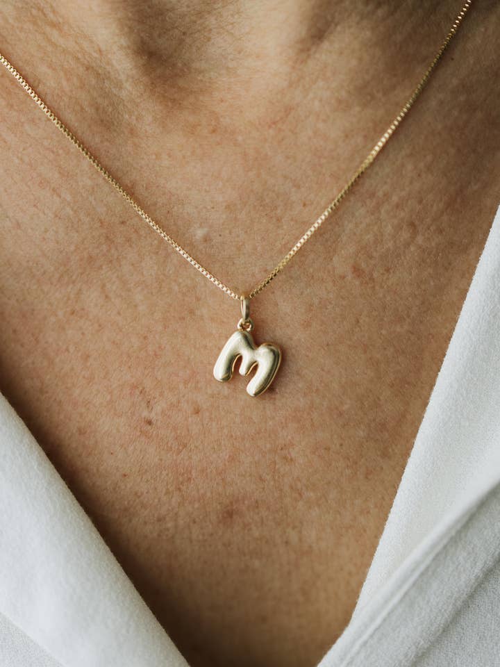 Collier lettre bulle pour la vente par Sydney Rose Co.