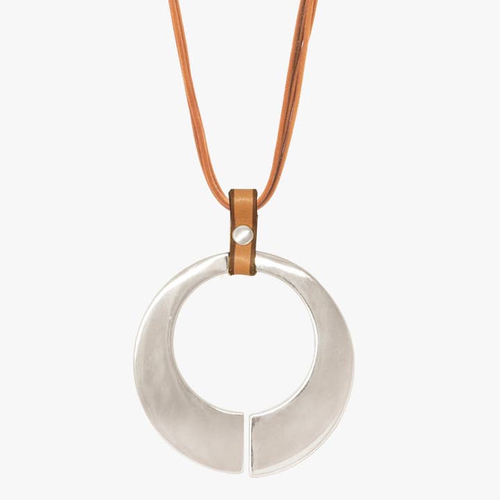 Halsband med mittmotiv, silverpläterat, kamelläderband för wholesale av CXC