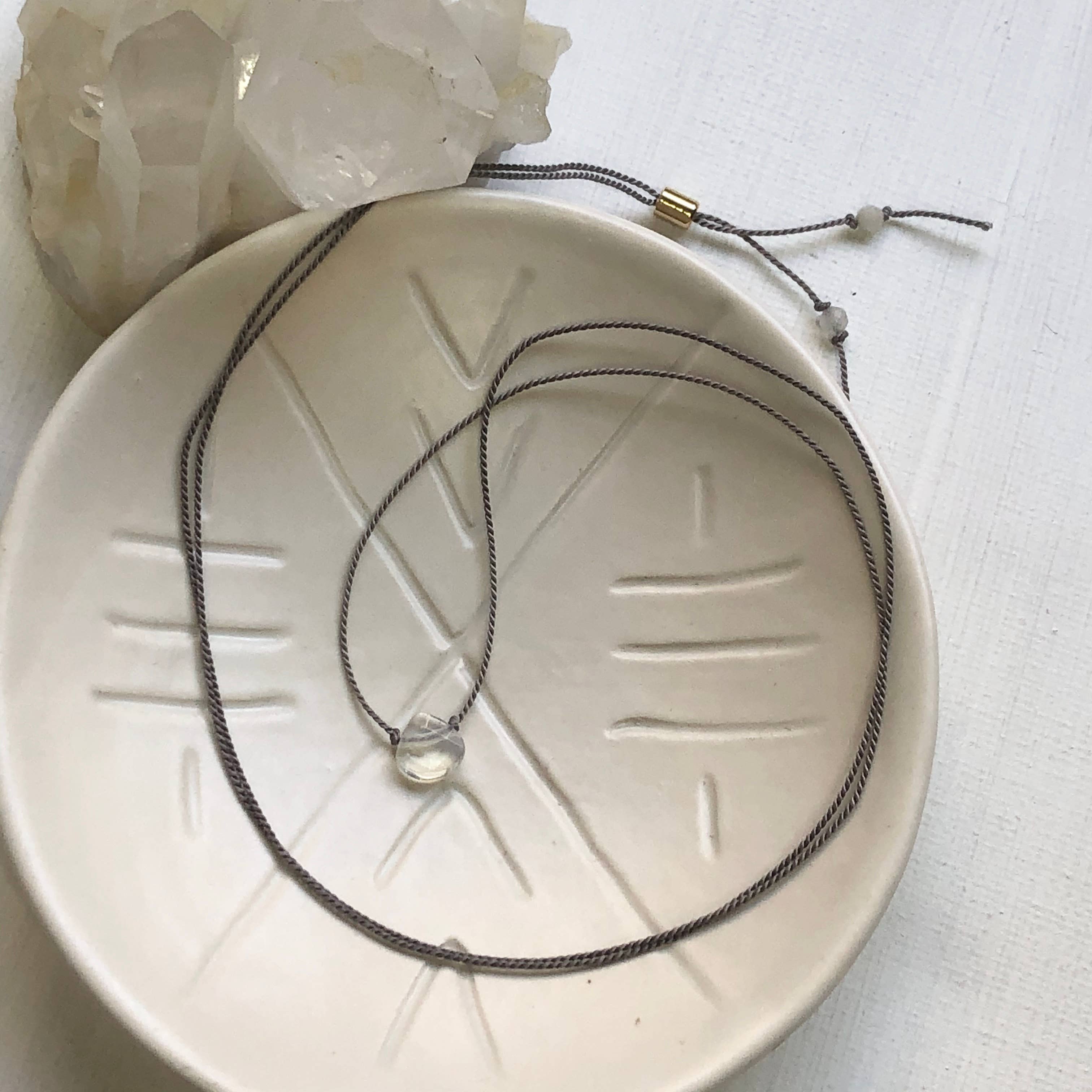 Sunday Girl by Amy DiLamarra – Engroshandel Halskæde med vedhæng – CGN-MON | Helbredende krystaller og sten halskæde i månesten1