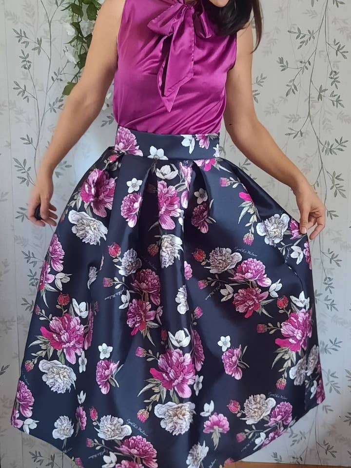 EgoChic Milano – Großhandel Rock – Damen – Sabrina Faltenrock im Stil der 50er Jahre, Blumenmuster auf schwarzer Basis mit Logo