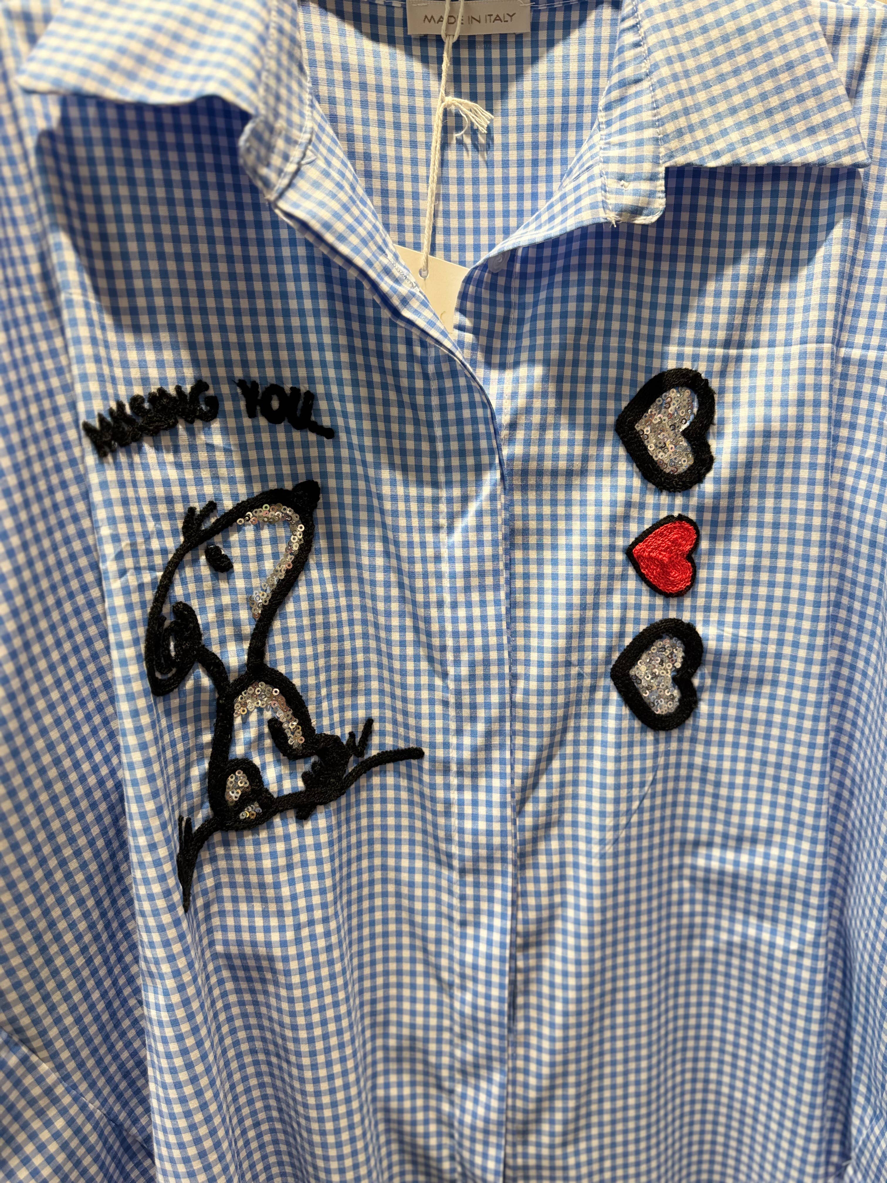 VICTORIA&ISAAC - Wholesale Button Down Shirt - Women's - Oversized embroidered shirt with heart and character motif4