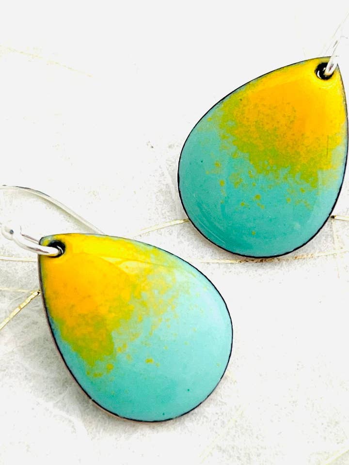 Petites boucles d'oreilles en forme de larme, émail vert menthe et jaune pour la vente par Magpie Mouse Studios