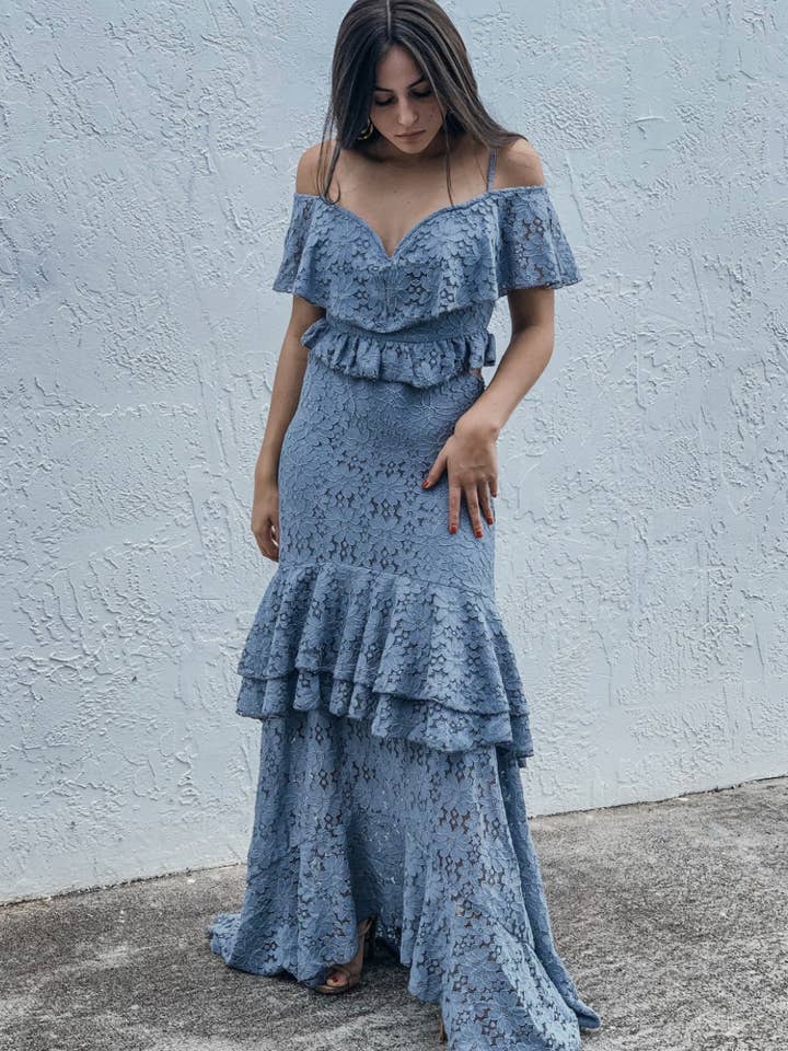 Abito da sera formale con volant in pizzo francese blu per la vendita all'ingrosso da parte di Genavieve The Label