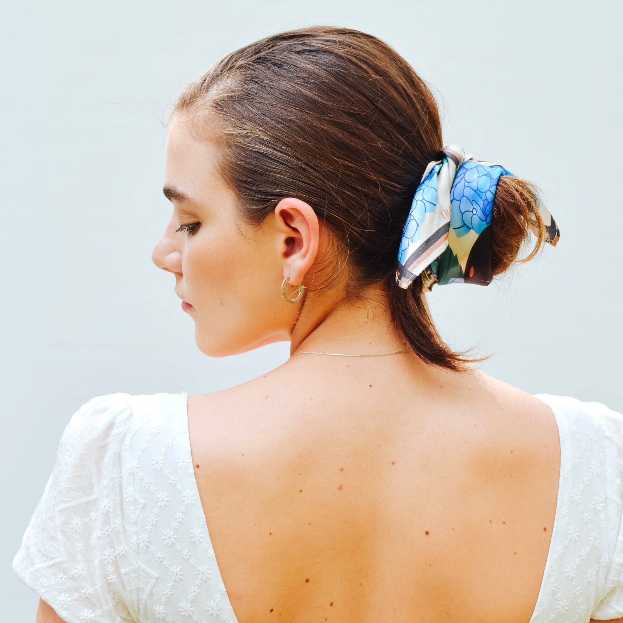 Arlo Goods – Großhandel Schal – Damen – Seidenschal mit Schlange und Hortensien6