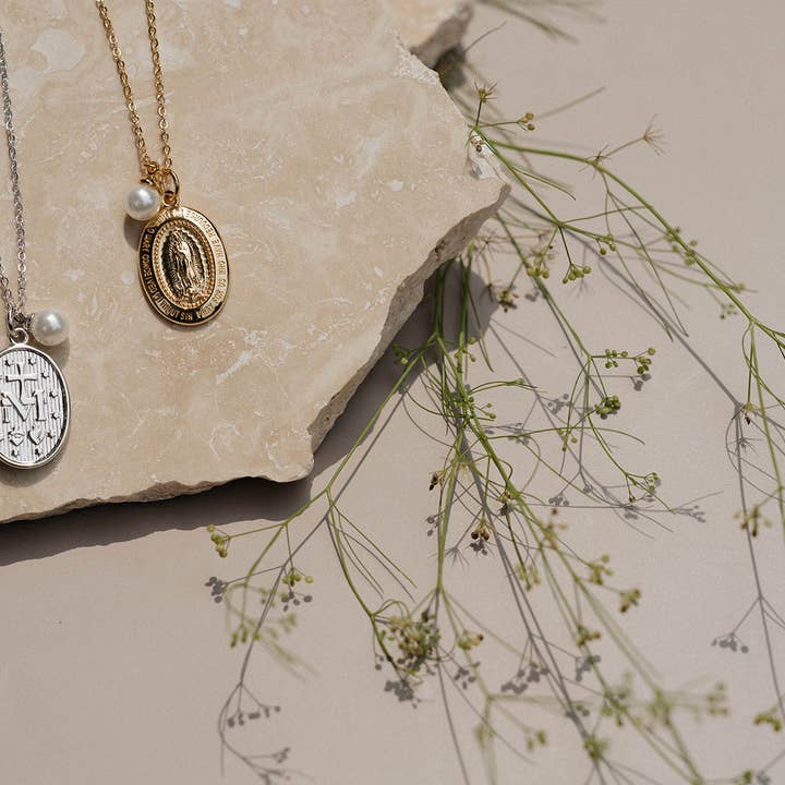 Darling & Divine Jewelry – wholesale Hänge-/berlockhalsband – Mirakelmedaljonghalsband – katolskt halsband med Jungfru Maria, present2