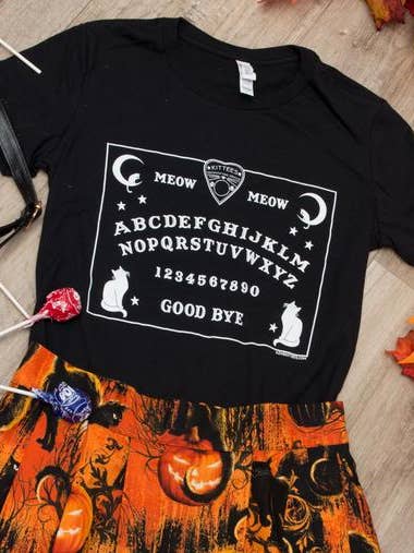 T-shirt ajusté pour matrice Kittees, « Ouija » Noir pour la vente par Kittees
