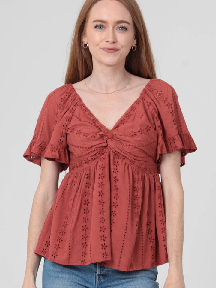 C2186-EMB ØJENBRODERET TWIST FORAN KORTÆRMET BLUSE for engroshandel hos ANGIE