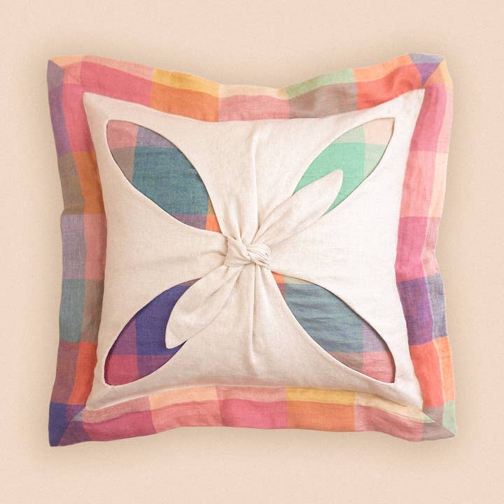 Coussin à carreaux arc-en-ciel avec nœud à l'avant pour la vente par Lappliq'