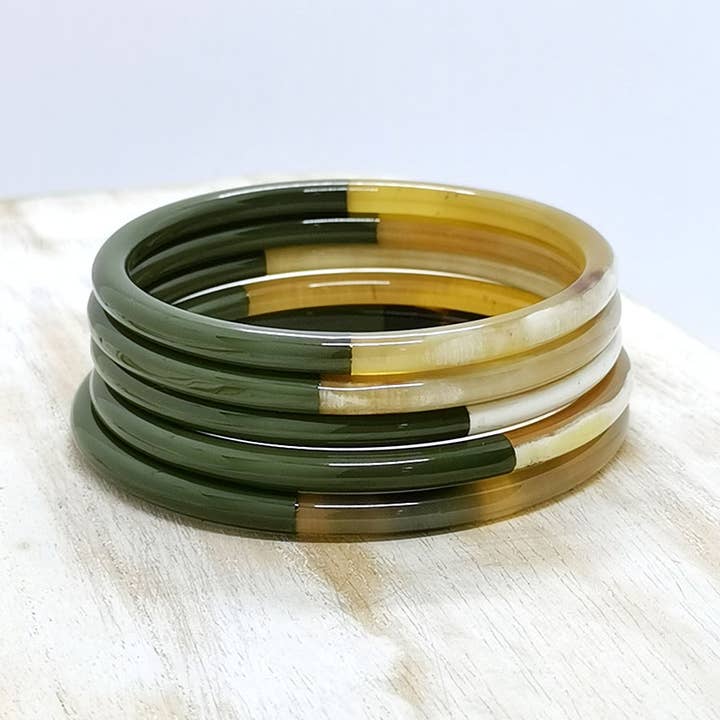 Khaki-Armreif aus Büffelhorn für den Großhandel von Nayda Diaries