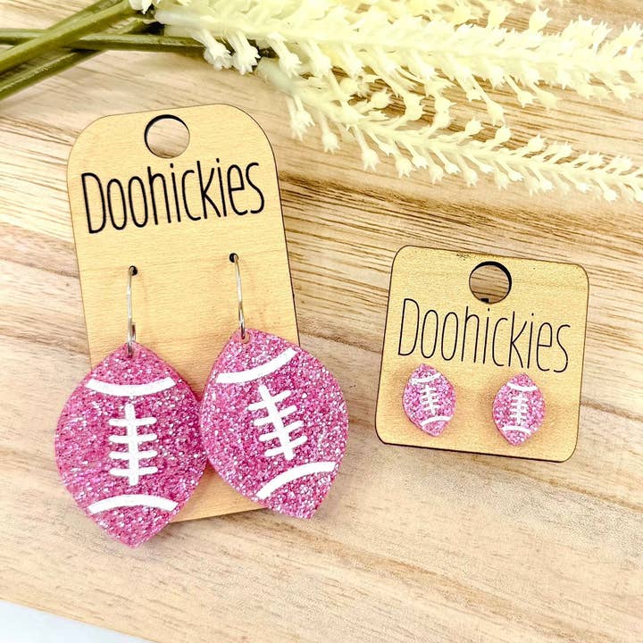 Pink Out Painted Football Ohrring-Kollektion - Ohrringe zur Bewusstseinsförderung für Brustkrebs für den Großhandel von Doohickies