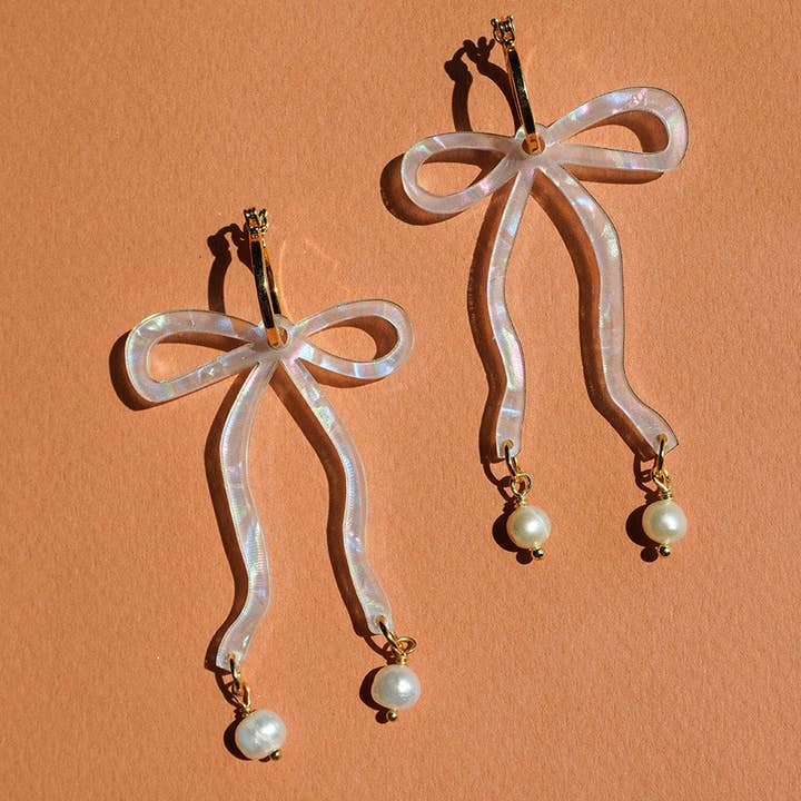 Paulina Otero – Brincos de argola por atacado – Arcos de arco em iridescente branco0