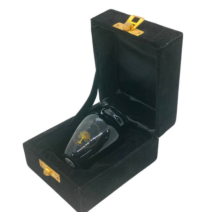 Bolsa de recuerdo negra con diseño dorado del Árbol de la Vida en caja para venta al por mayor de Plutus imports