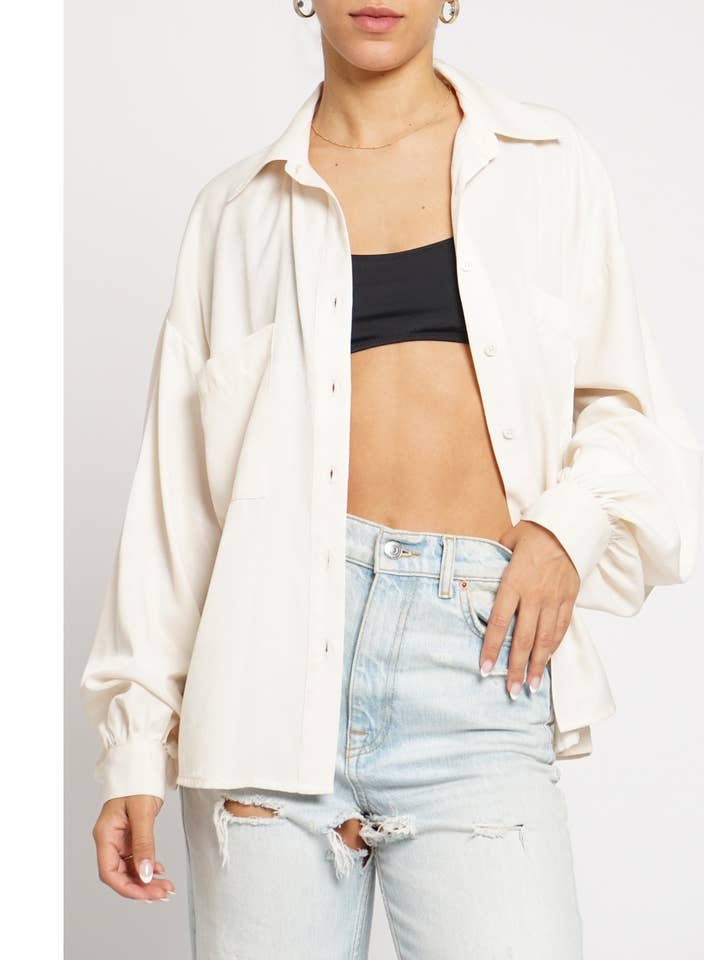 CHEMISE BOUTONNÉE SURDIMENSIONNÉE À MANCHES BALLON pour la vente par Sans Souci