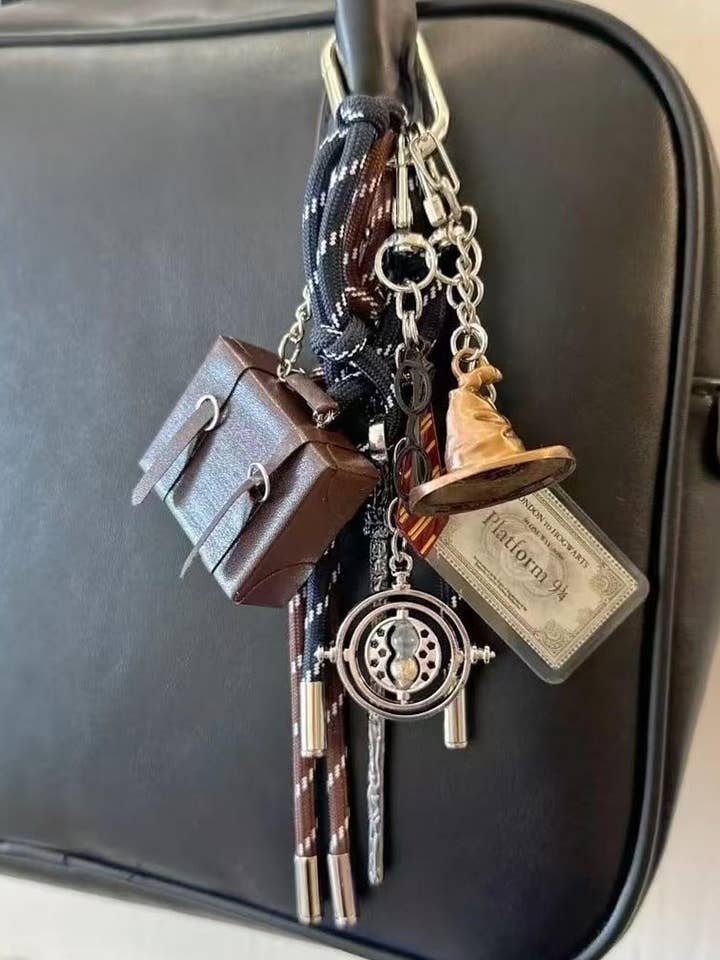 Vintage Harry Potter Zeitumkehrer Sprechender Hut Schlüsselanhänger DP25E505 für den Großhandel von Dipped Shop