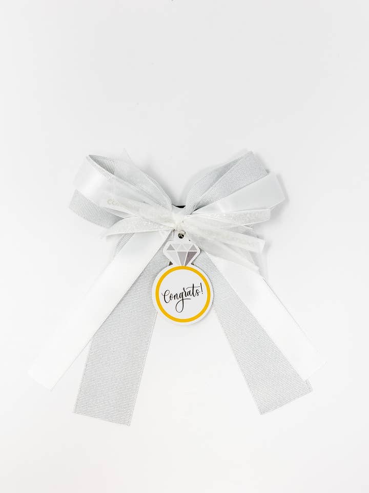 Bougie Bottle Bow™ en argent blanc métallisé « Félicitations » - Bague de mariage, félicitations ! pour la vente par Wrapido!