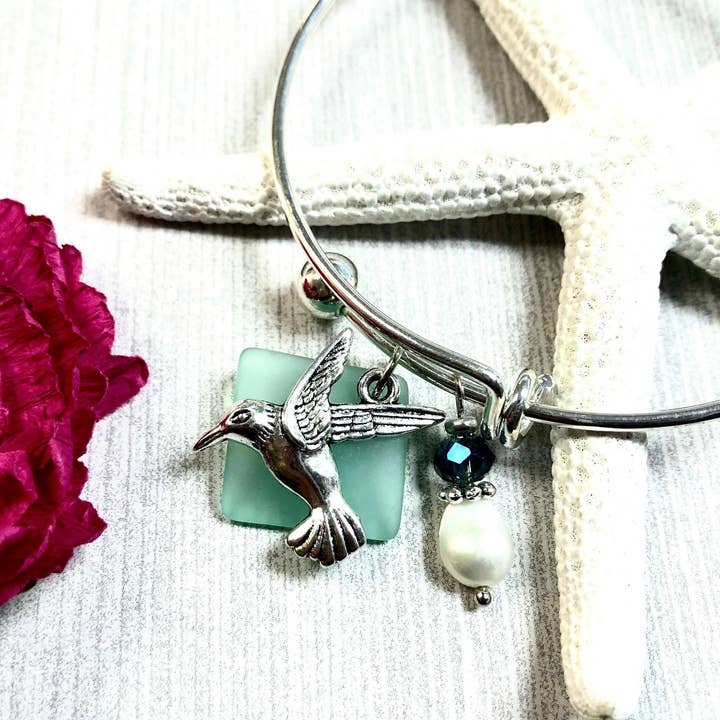 Bracelets à breloques en forme de colibri en verre de mer assortis pour la vente par Devi Creations