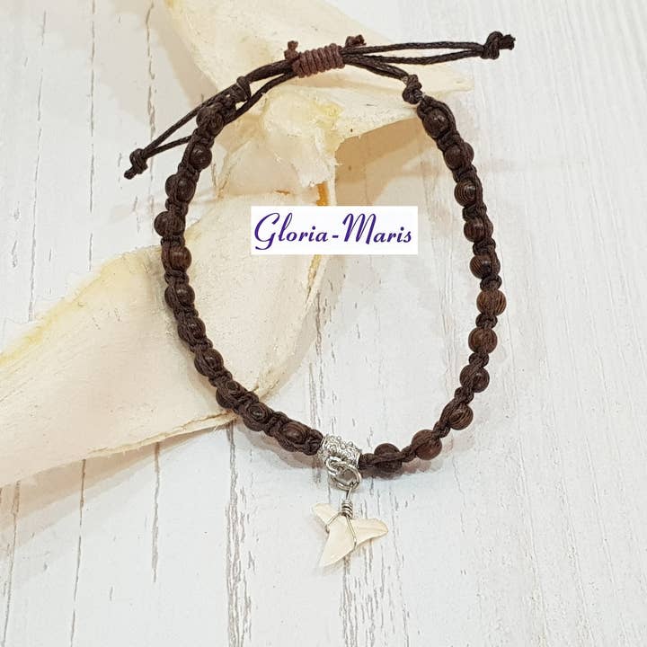 Bracelet surfer en bois naturel avec dent de requin véritable 16-24 cm pour la vente par Gloria-Maris