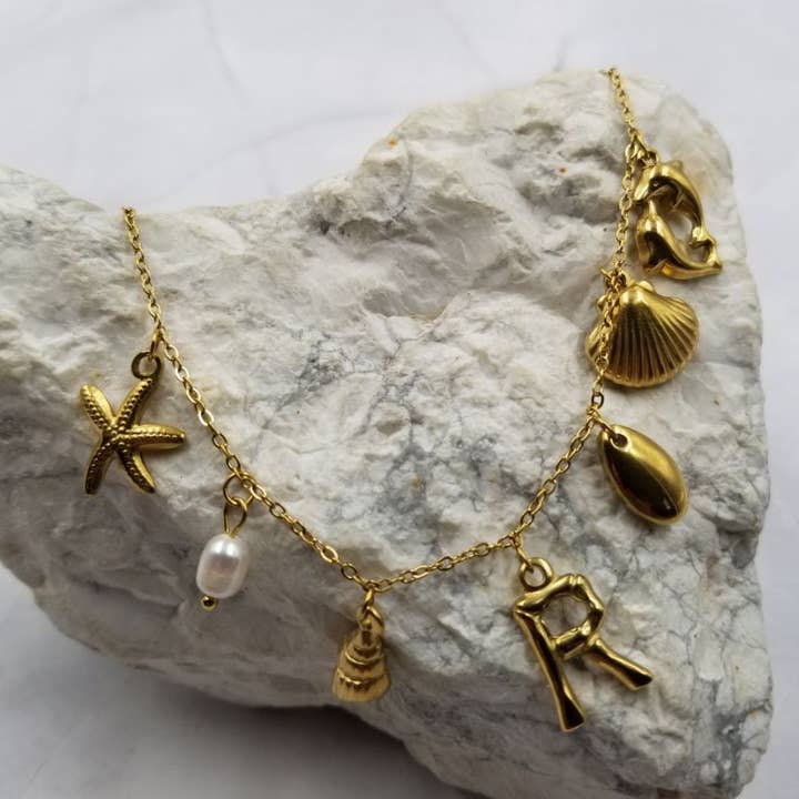 Collier Summer Beach en forme de coquillage doré pour la vente par The Pretty Jewellery