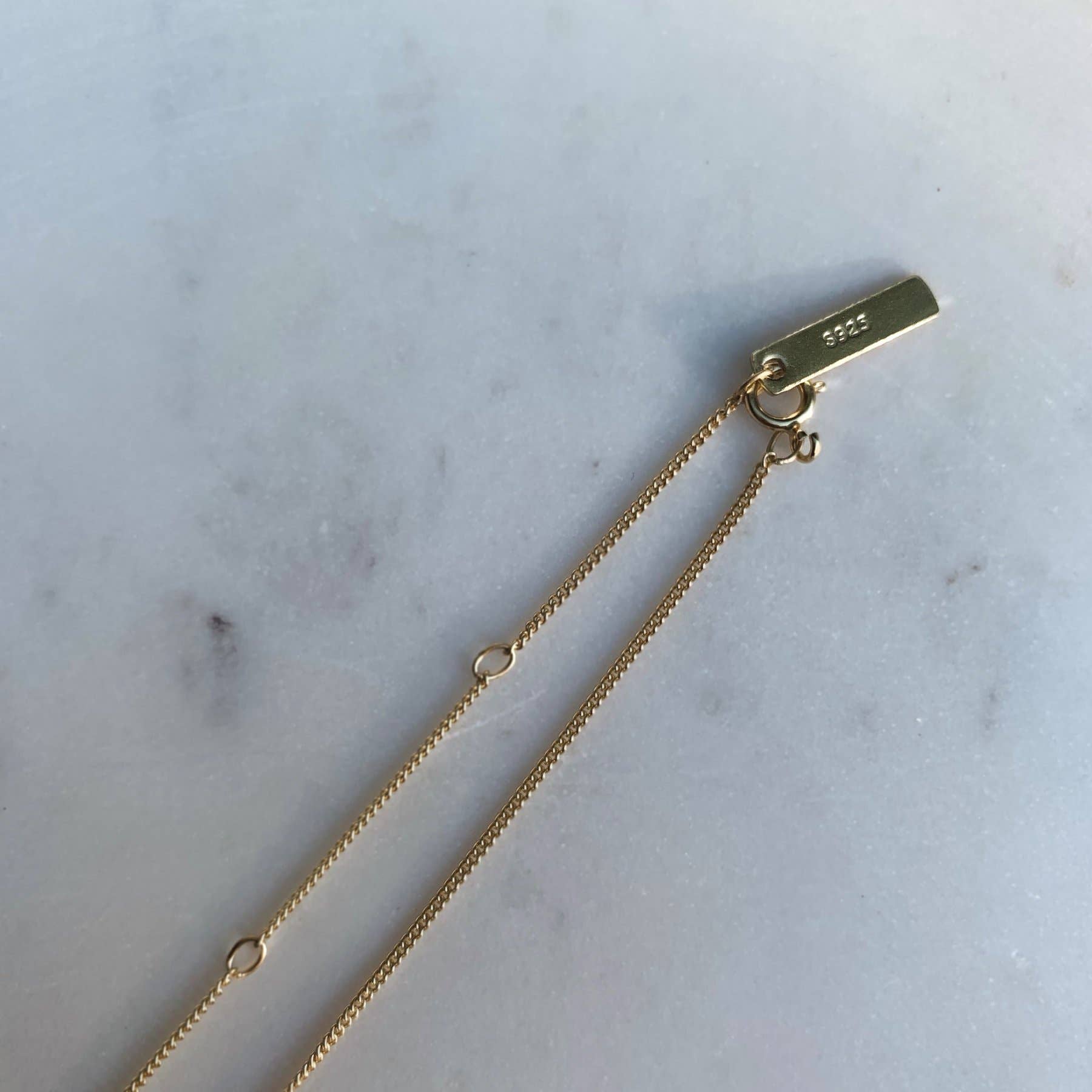 Love Local Jewelry - Venta al por mayor Collares con colgantes/abalorios - Collar Matea con colgante de luna y longitud ajustable6