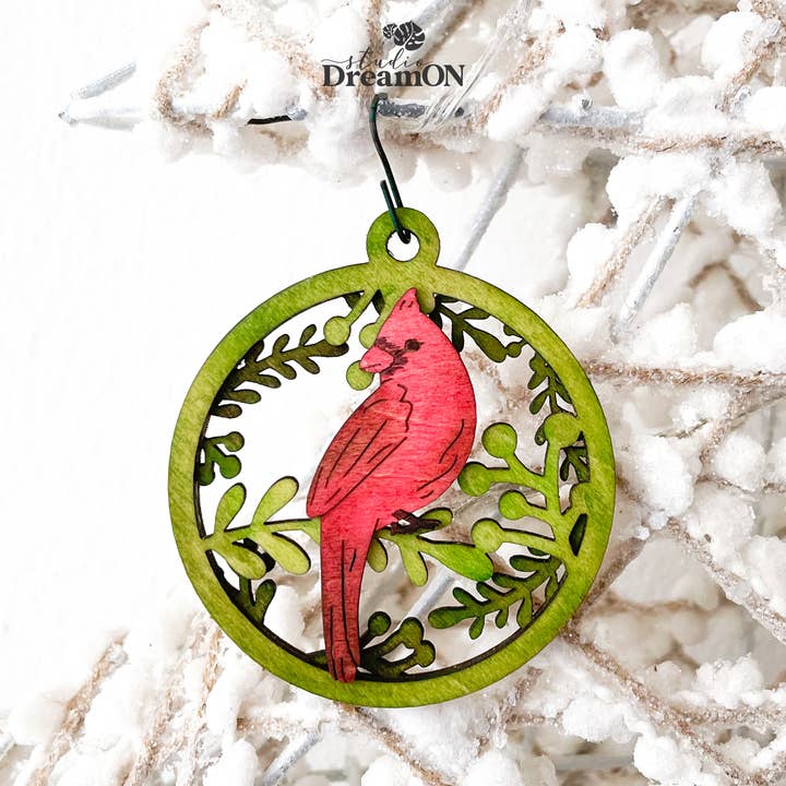 Mindehæng med kardinalfugl – trøste- og juledekoration for engroshandel hos DreamON Studio