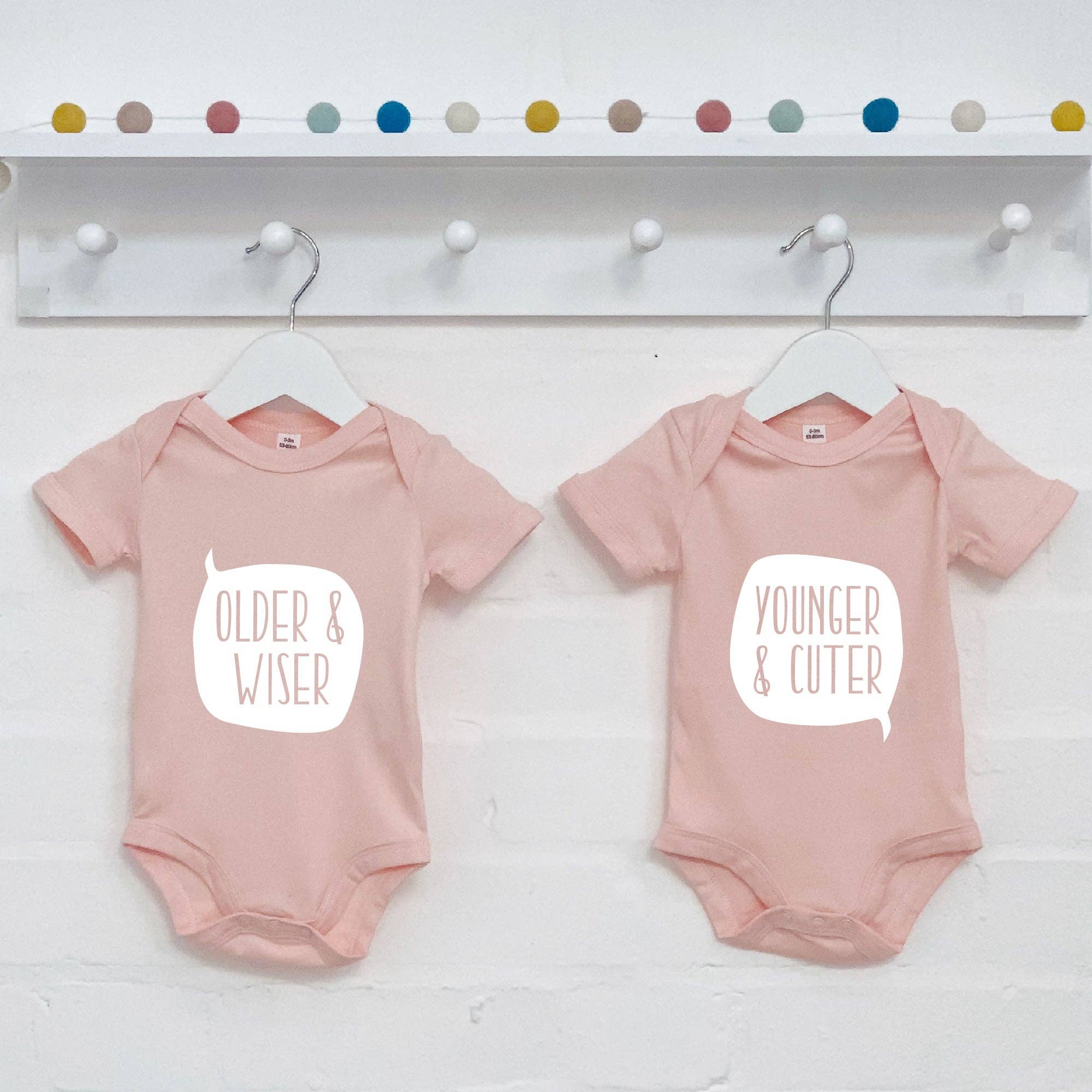 Lovetree Design – wholesale Overall - Baby – Tvilling-set med bodysar: Äldre och klokare vs Yngre och sötare2