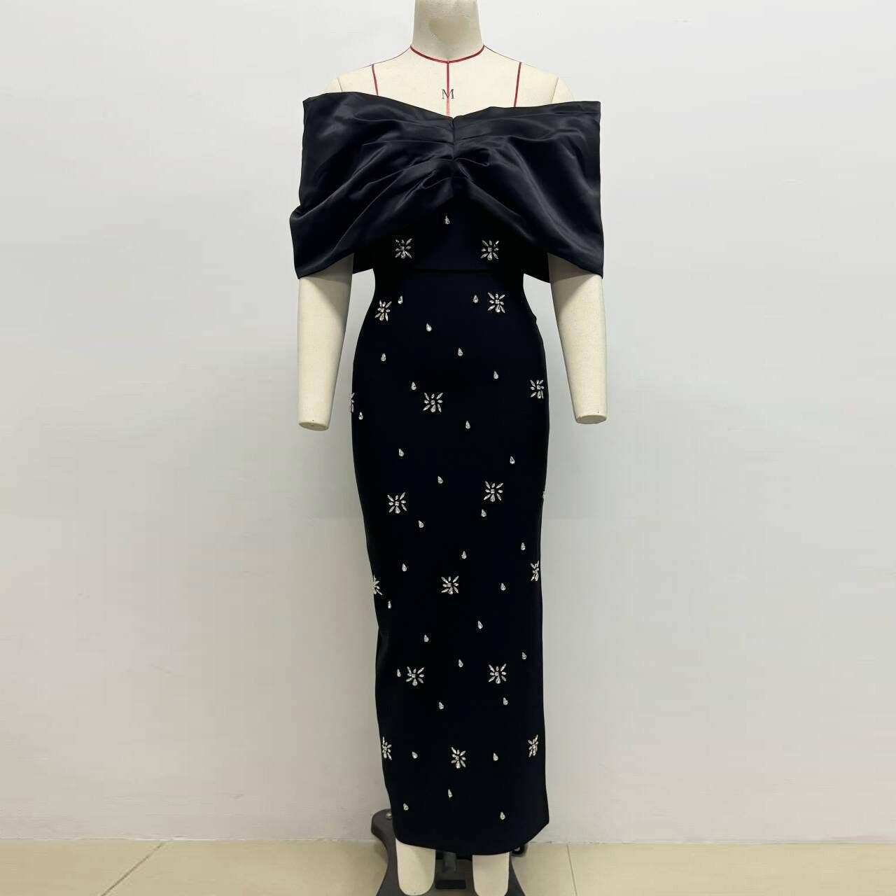 Productseeker – Vestido comprido - Mulher por atacado – DR829 Vestido de Outono com Ombros Descobertos e Laço de Strass2