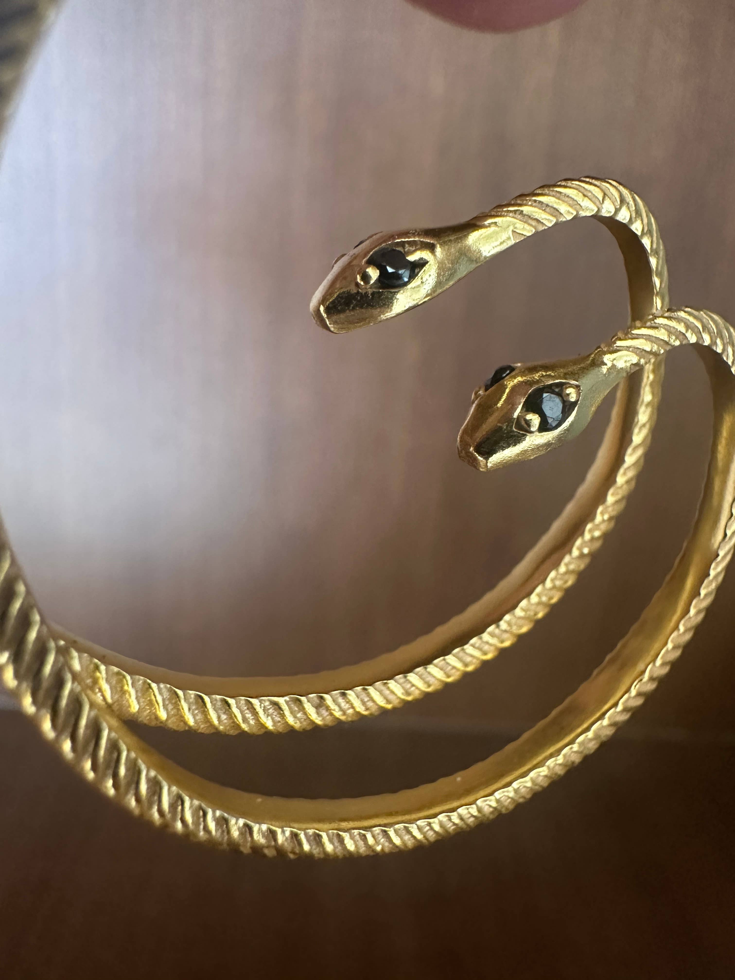 Anokhi Green | Handmade Gemstone Jewelry - Vendita all'ingrosso Orecchini a cerchio - Orecchini Neri | Cerchi a Forma di Serpente | Audace Pelle di Serpente3