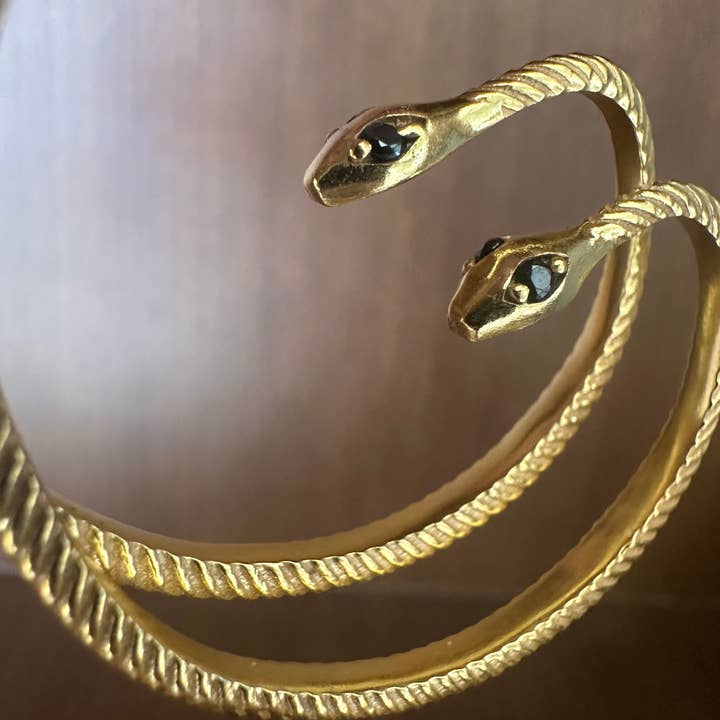 Anokhi Green | Handmade Gemstone Jewelry - Wholesale Oorringen - Zwarte Oorbellen | Slangen Hoepels | Gedurfde Slangenhuid3