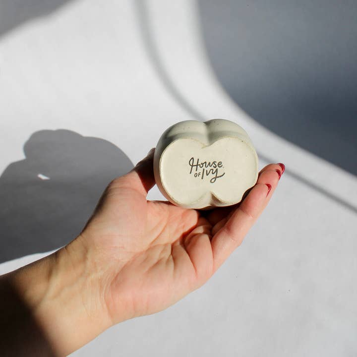 House of Ivy - Wholesale Plant Pot - Concrete Female Body Vase in Gray2