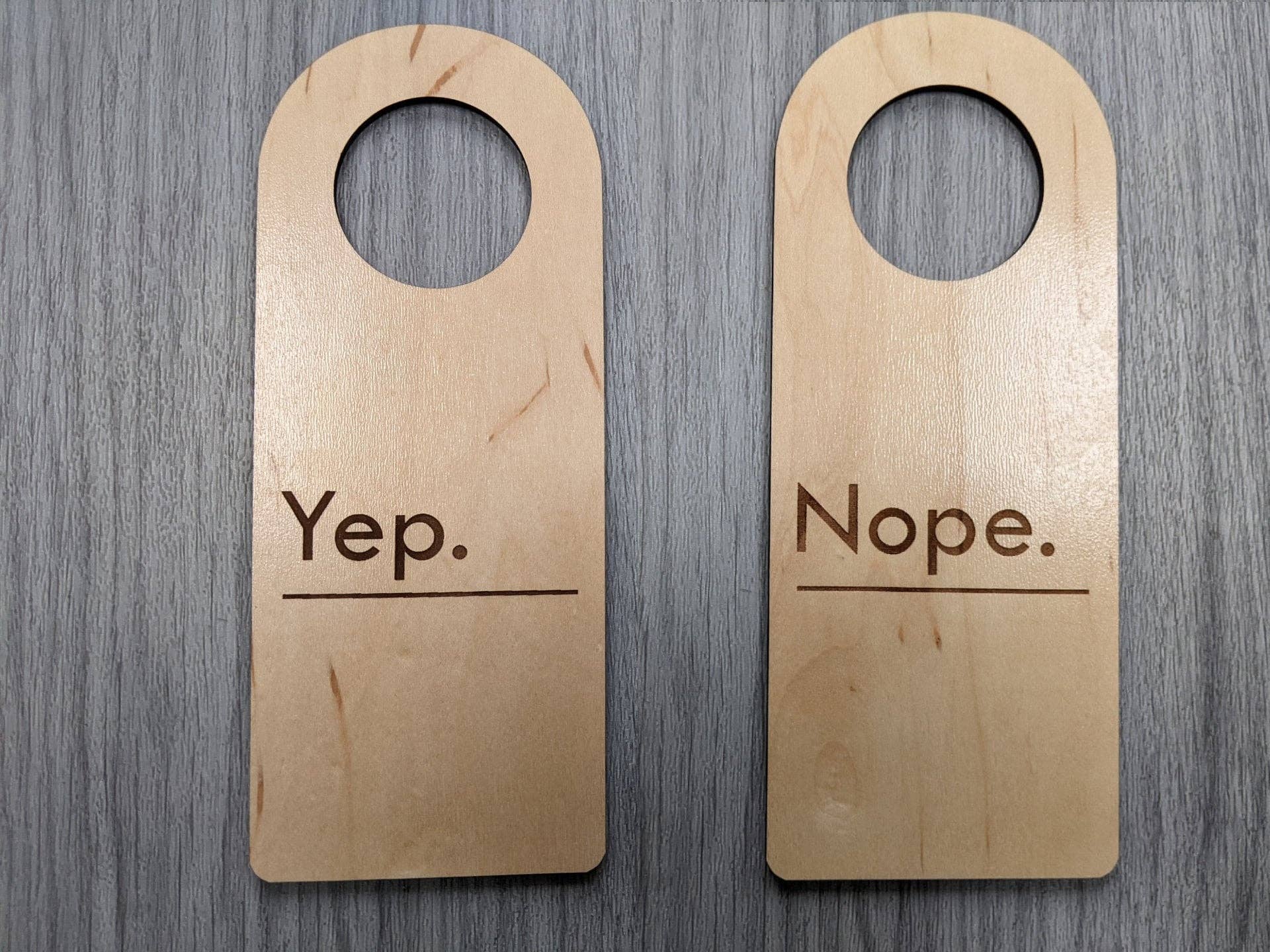 Chikai Shop - Vente Affichette de porte - Panneau de porte en bois « Do Not Disturb Yep Nope » avec 2 côtés11