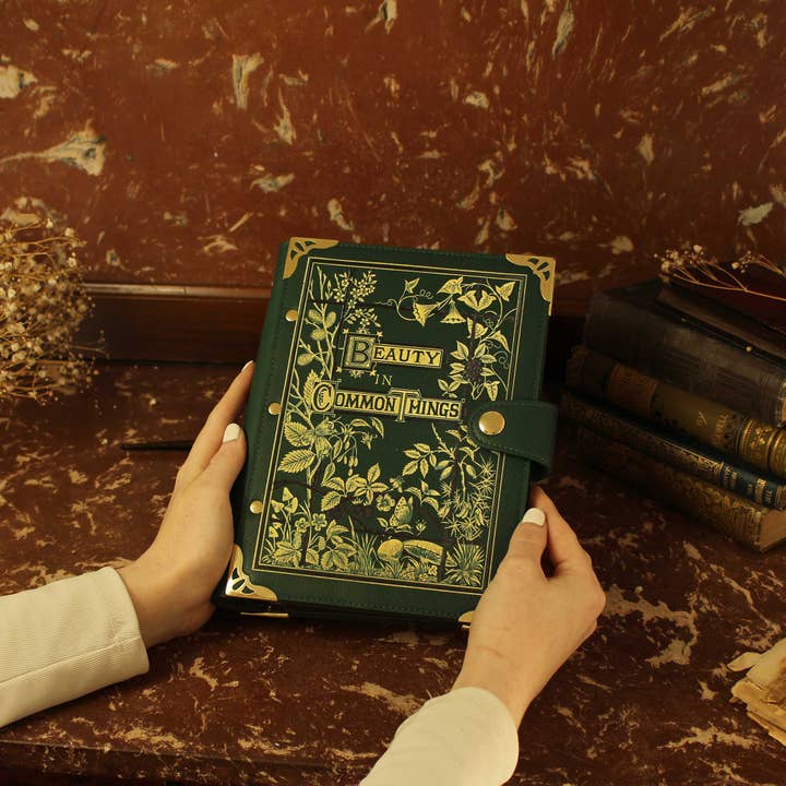 Well Read Company – Großhandel Notizbücher – Nachfüllbares Ringbuch-Notizbuch „Beauty in Common Things“ aus veganem Leder4