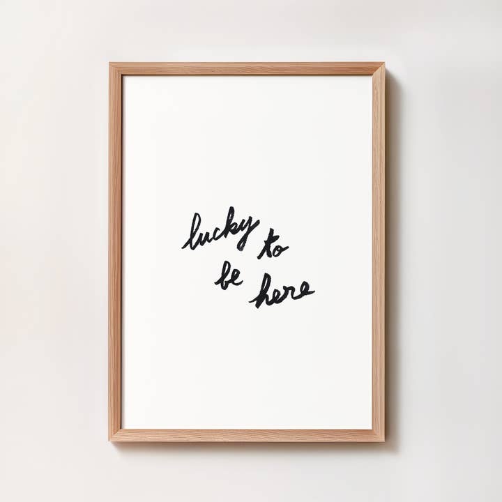 Kunsttryk "Heldig at være her" for engroshandel hos intemporalis