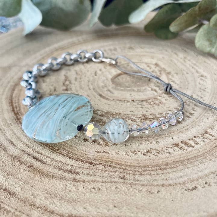 Damenarmband aus hellblauem Glasperlen, vergoldet, Swarovski-Kristall. für den Großhandel von Atypiquement