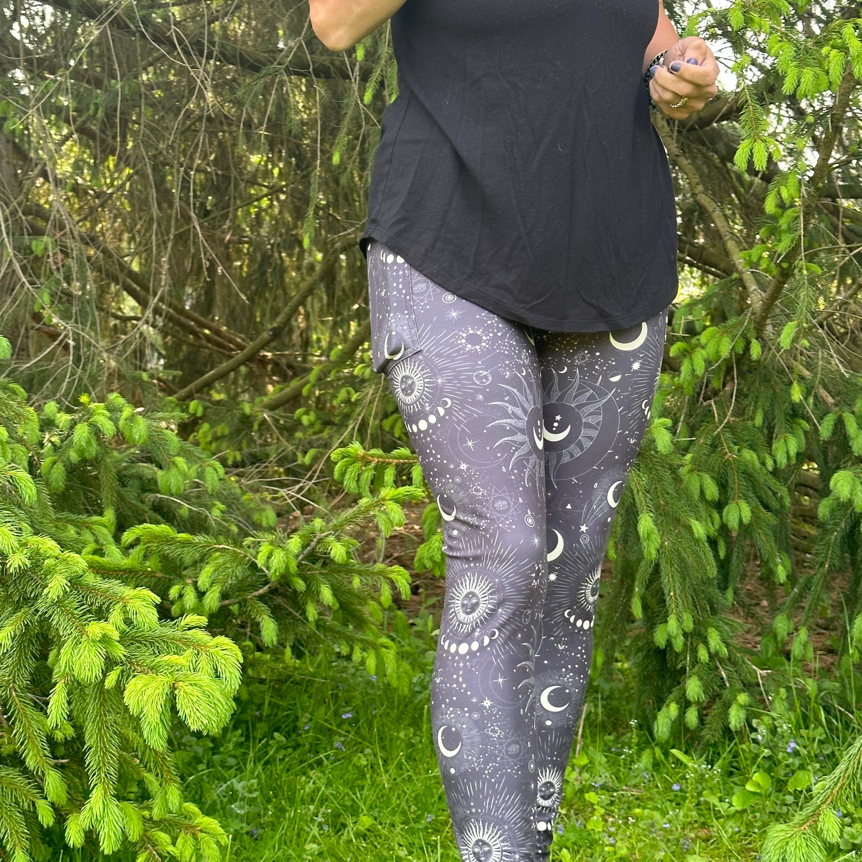 Triple Goddess Boutique - Vendita all'ingrosso Leggings - Donna - Celestial Sun & Moon Leggings, leggings da donna, tasche2