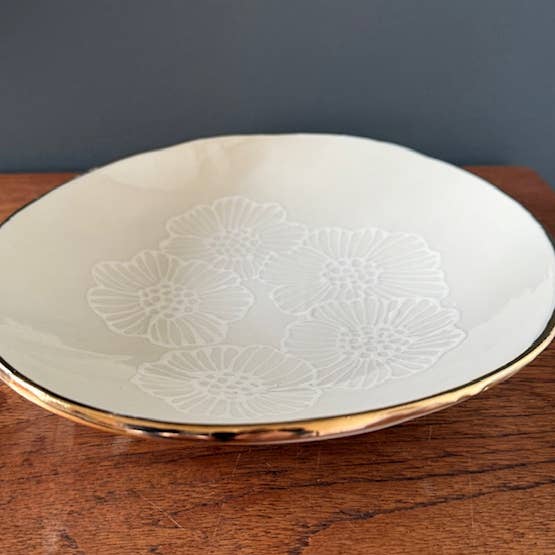 Grand bol de service en grès fait main – Floral en or 22 carats pour la vente par Hsieh Clay SF
