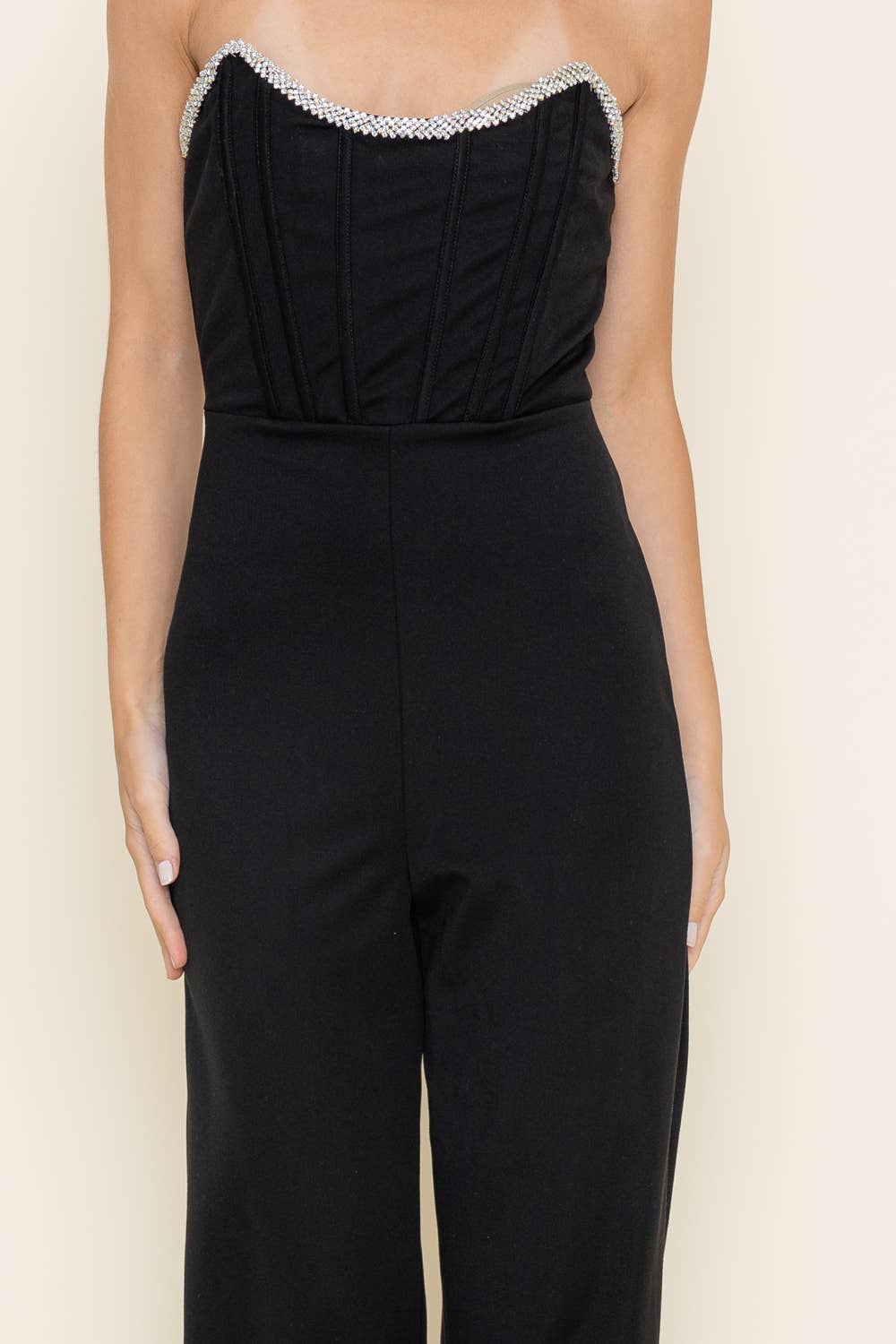 Nero TUTA A FASCIA CON SCOLLO A V CON DETTAGLI IN CRISTALLI - PI6617FO in vendita all'ingrosso su Faire4