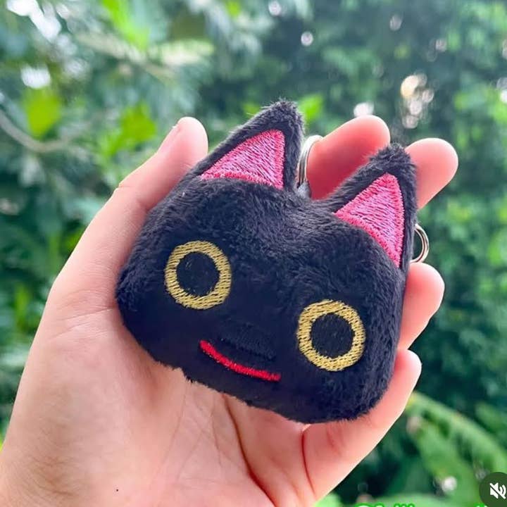 Porte-clés en peluche Kiki pour la vente par Cozy Cat Muffin Factory