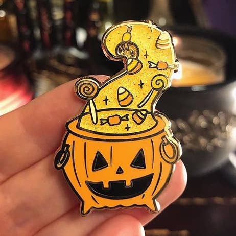 Brew Halloween - Broche en émail pour la vente par The Pickety Witch