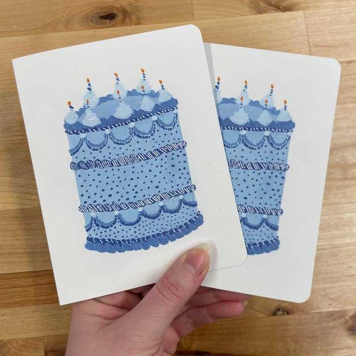 Carte d'anniversaire bleue avec gâteau pour la vente par DK Hannon Illustration