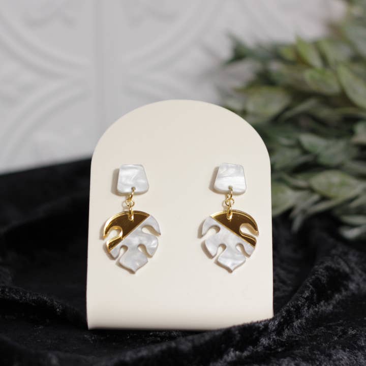 Hvid marmor Swirl og guld Boho Monstera blad øreringe for engroshandel hos Little Blue Jewelry + Displays by M3 Custom Designs