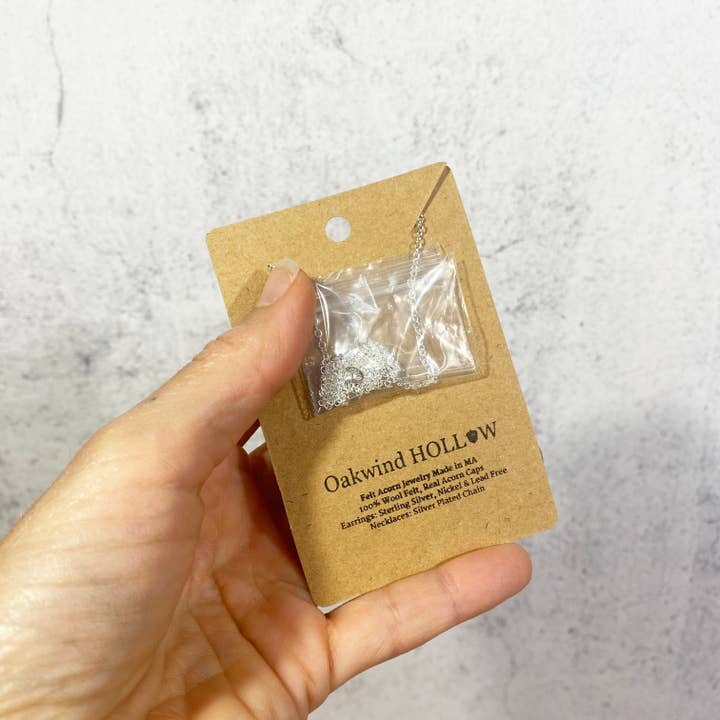 Oakwind Hollow - Venta al por mayor Collares con colgantes/abalorios - Collar de bellota de fieltro verde oliva Woodland Jewelry6