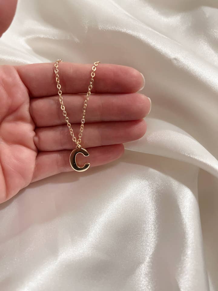 18k vergulde eerste letter ketting voor wholesale door By Jessi Jewelry