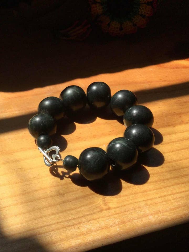 Stile di perline di giada guatemalteca - Bracciale in pietra serpentina - Gioielli Maya - Cultura preispanica per la vendita all'ingrosso da parte di OllinMexica